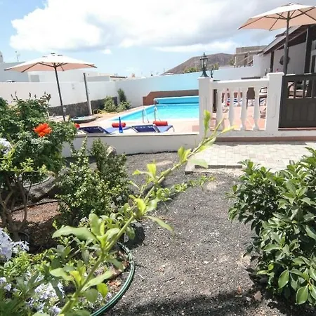In Playa Blanca Sleeps 10 Includes Swimming Pool Air Con And Wifi Playa Blanca (Lanzarote)